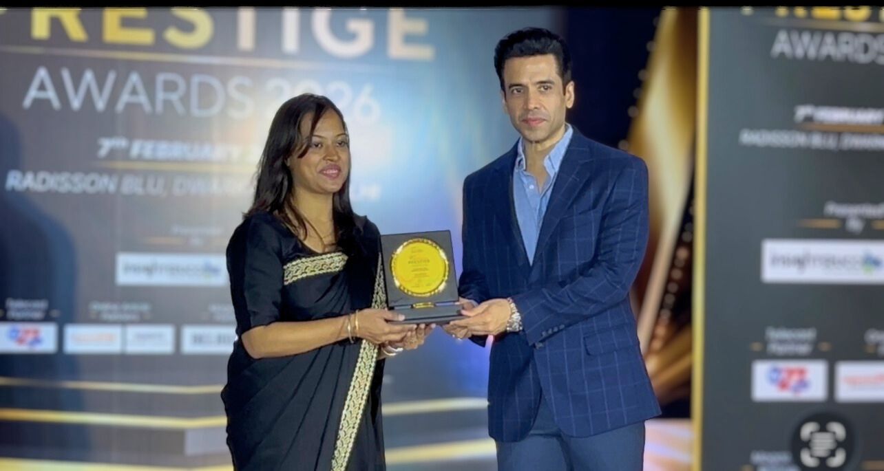 Bollywood actor Tusshar Kapoor presenting the National Prestige Award 2026 to Dr. Niru Mathur